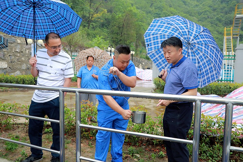 熊良虎在镇安污水处理厂调研时指出：以守护人民群众喝上清洁的水、、放心的水为出发点，，助力打好碧水守卫战