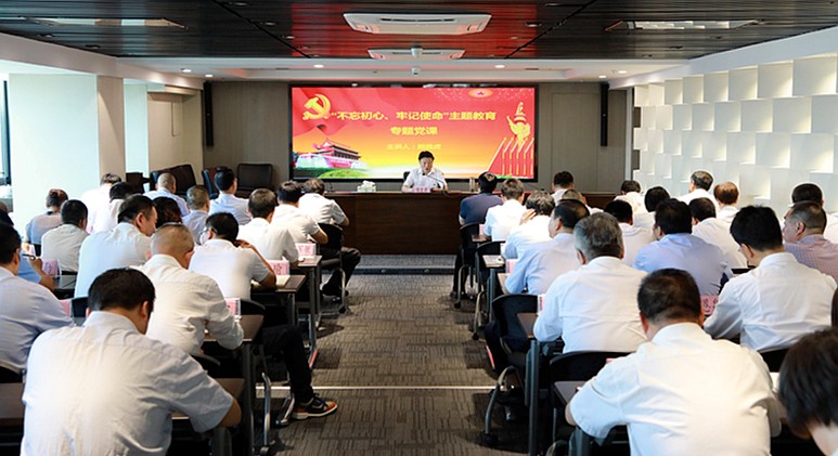 熊良虎在讲主题教育党课时指出：：：不忘初心铸党魂、、切记使命勇继承，，，永做新时代高质量生长的奋斗者