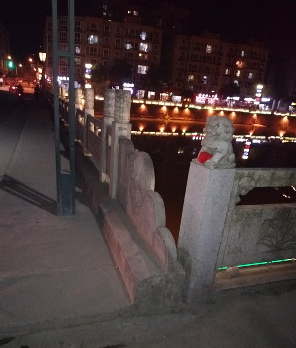 老人翻出大桥护栏欲轻生！！危急时刻水情形公司职工一把拽住