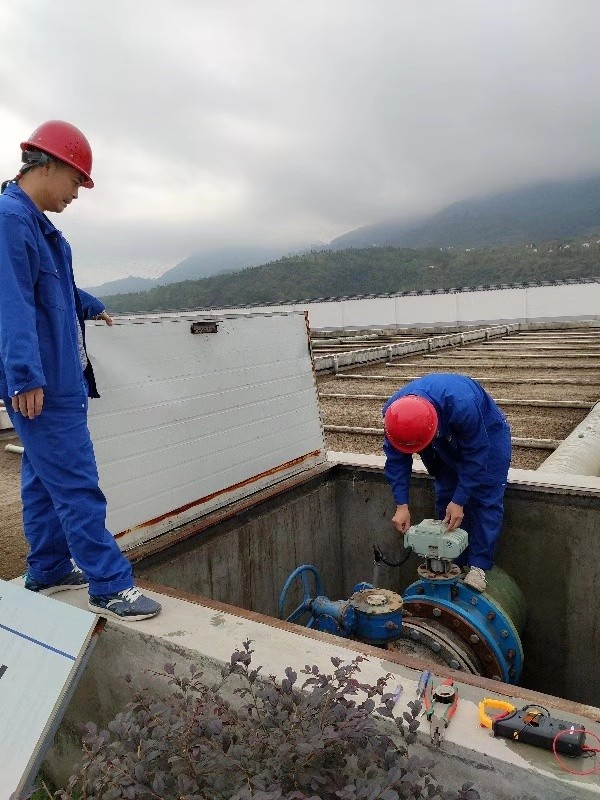 老人翻出大桥护栏欲轻生！！危急时刻水情形公司职工一把拽住