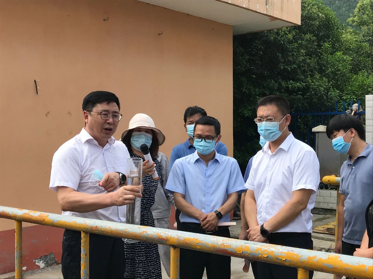 丹凤县政协主席周建政一行到丹凤县污水处理厂开展县域生态情形保；ぷㄌ獾餮