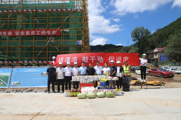 upay钱包集团开展“送清凉”活动 关爱一线职工