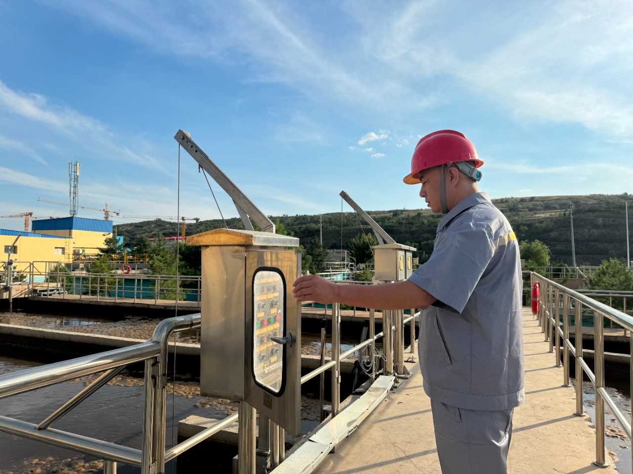 水情形公司职工贺虎荣获神木市人民政府揭晓的“2023年度生态情形；な虑橄冉鋈恕鄙称呼