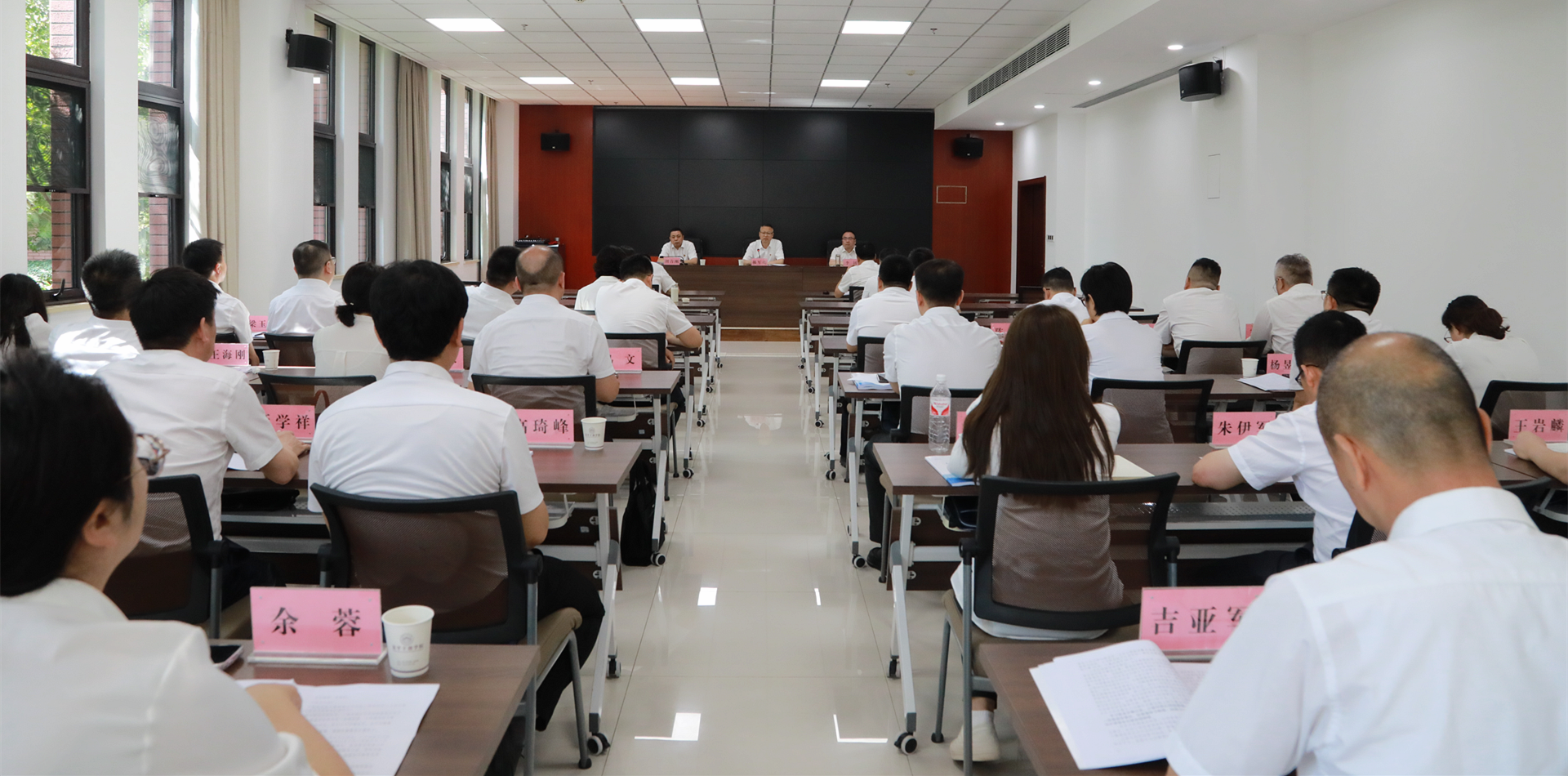 upay钱包集团党委召开深入贯彻中央八项划定精神学习教育集中整治事情推进会